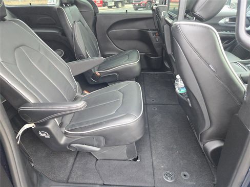 Used 2025 Chrysler Pacifica Limited w/ Uconnect Theater Family Group image 9