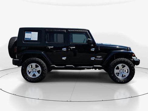 Used 2010 Jeep Wrangler Unlimited Sahara w/ Dual Top Group AWD/4WD image 5