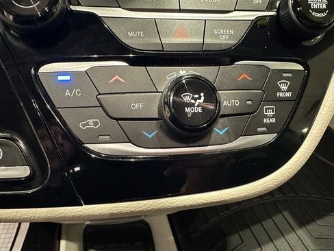 Used 2022 Chrysler Pacifica Touring-L AWD/4WD image 11