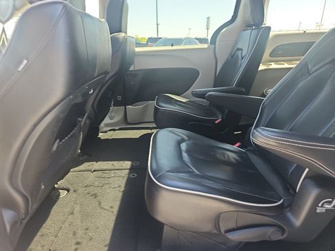 Used 2023 Chrysler Pacifica Limited FWD image 14