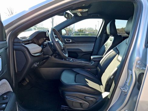 Used 2024 Jeep Compass Latitude image 13