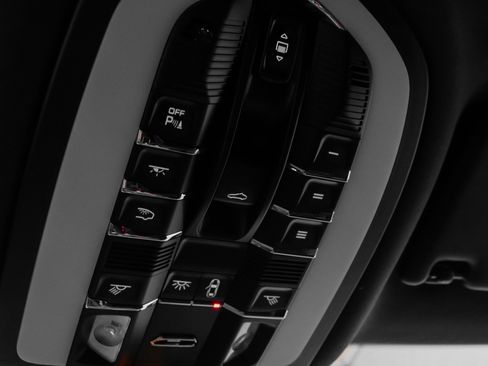 Used 2025 Porsche Macan image 36