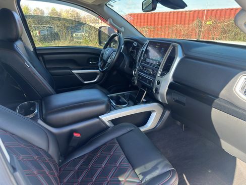 Used 2021 Nissan Titan SV w/ SV Convenience Package image 9