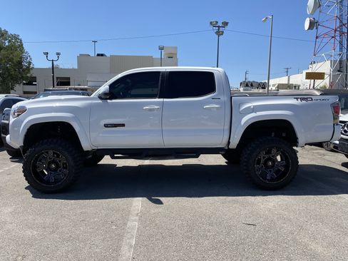 Used 2020 Toyota Tacoma TRD Sport w/ Technology Package RWD image 7