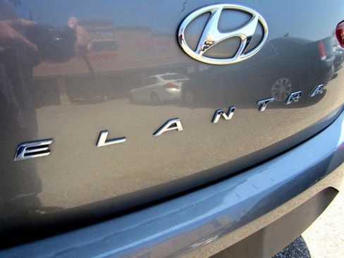 Used 2019 Hyundai Elantra SE FWD image 11