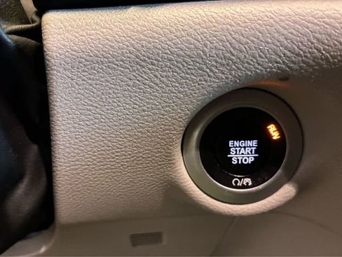 Used 2024 Chrysler Pacifica Touring-L FWD image 18