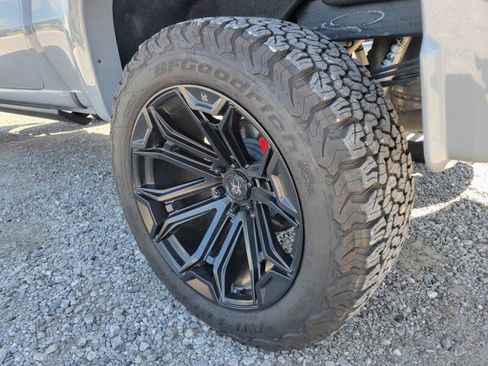 Used 2025 GMC Sierra 1500 AT4 w/ AT4 Premium Package AWD/4WD image 9
