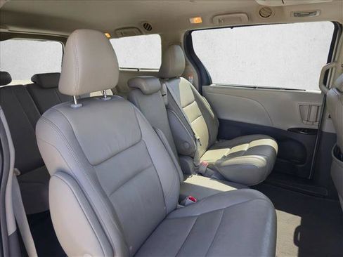 Used 2019 Toyota Sienna XLE Premium FWD image 21