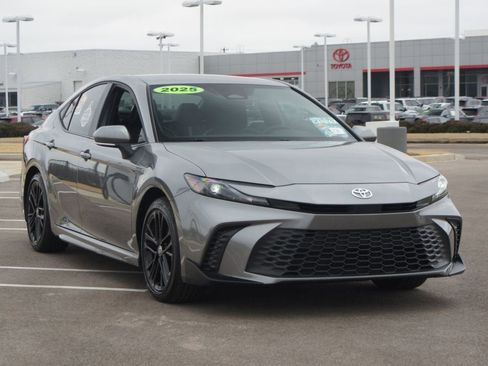 Used 2025 Toyota Camry SE image 2