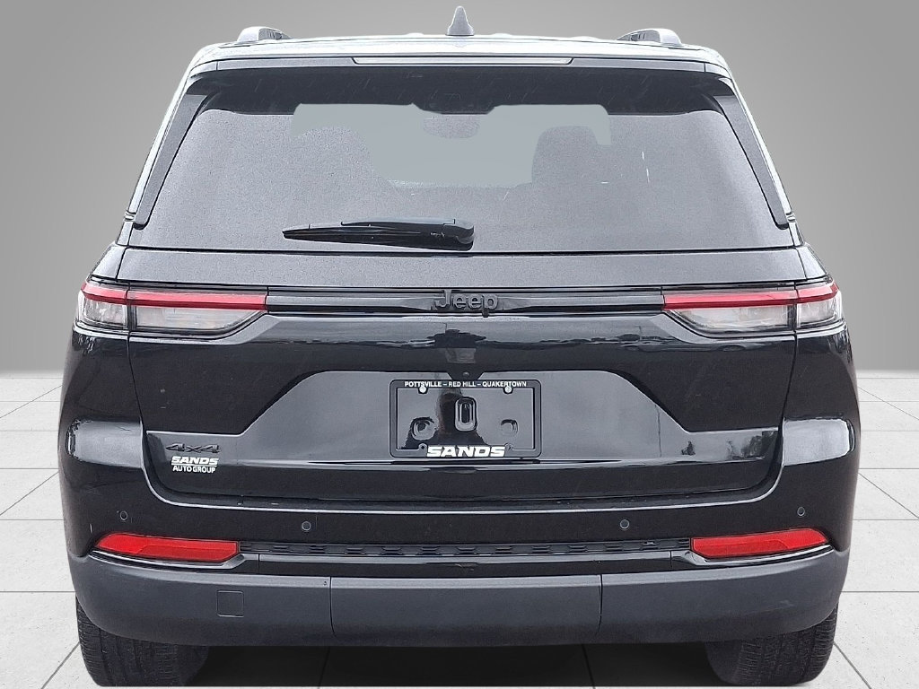 Used 2024 Jeep Grand Cherokee Altitude AWD/4WD image 6
