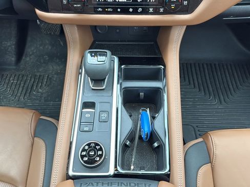 Used 2025 Nissan Pathfinder Platinum image 18