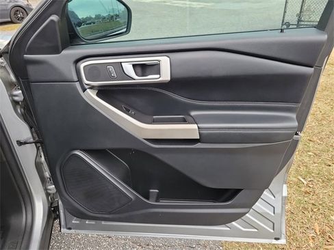Used 2022 Ford Explorer XLT image 37