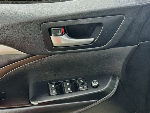 Used 2019 Toyota Highlander XLE w/ Carpet Mat Package (TMS) AWD/4WD image 17