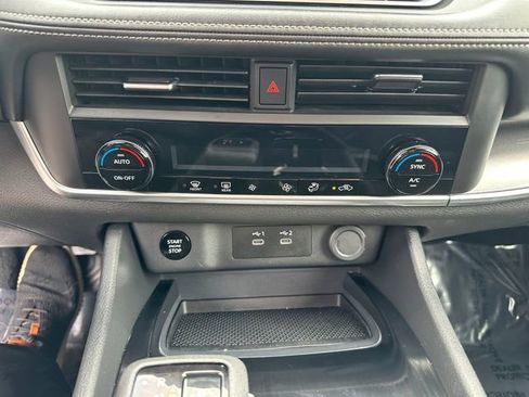 Used 2025 Nissan Rogue SV AWD/4WD image 17