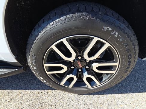 Used 2023 GMC Yukon XL AT4 image 10