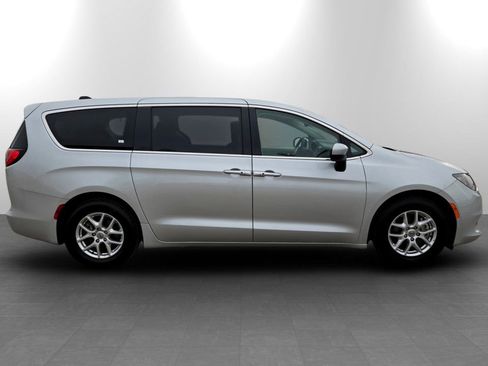 Used 2023 Chrysler Voyager LX image 5