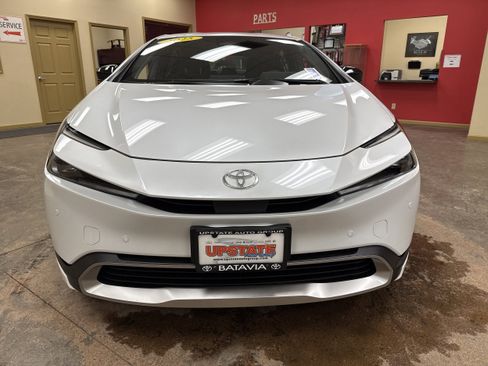 Used 2025 Toyota Prius SE image 17