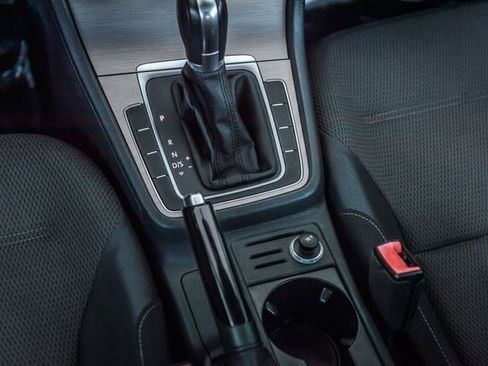 Used 2016 Volkswagen Golf S image 27