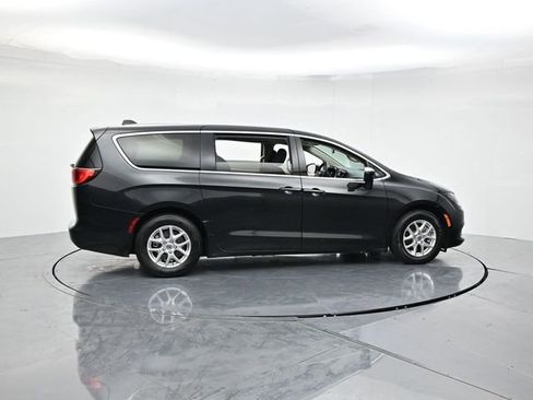 Used 2022 Chrysler Voyager LX image 2