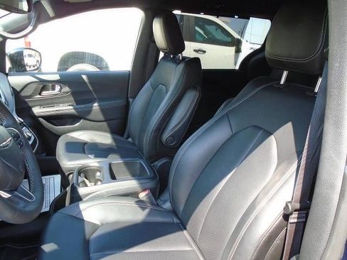 Used 2025 Chrysler Pacifica Select FWD image 18