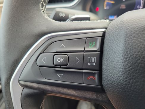 Used 2025 Jeep Grand Cherokee Limited RWD image 17