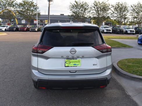 Used 2024 Nissan Rogue SV image 9