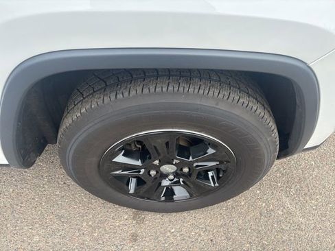 Used 2017 Jeep Grand Cherokee Laredo image 32