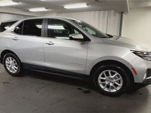 Used 2022 Chevrolet Equinox LT image 2