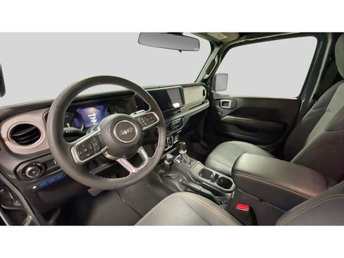 Used 2025 Jeep Wrangler Sahara image 14