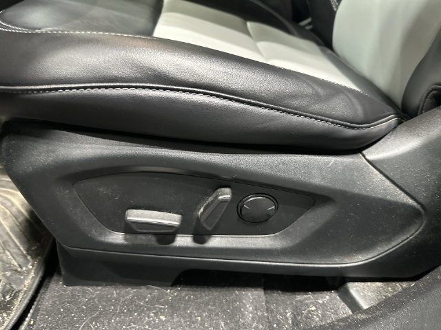 Used 2023 Ford Explorer XLT w/ Equipment Group 202A AWD/4WD image 18