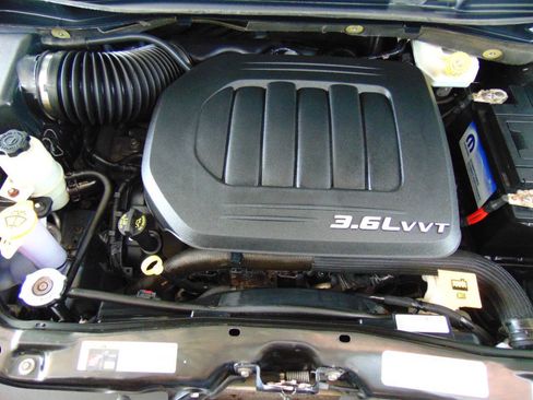 Used 2013 Chrysler Town & Country Touring FWD image 18