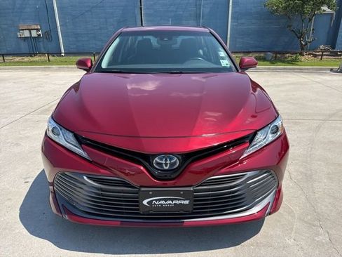Used 2020 Toyota Camry XLE image 3