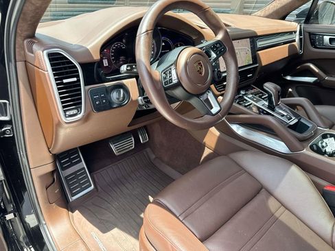 Certified 2023 Porsche Cayenne Turbo S AWD/4WD image 4