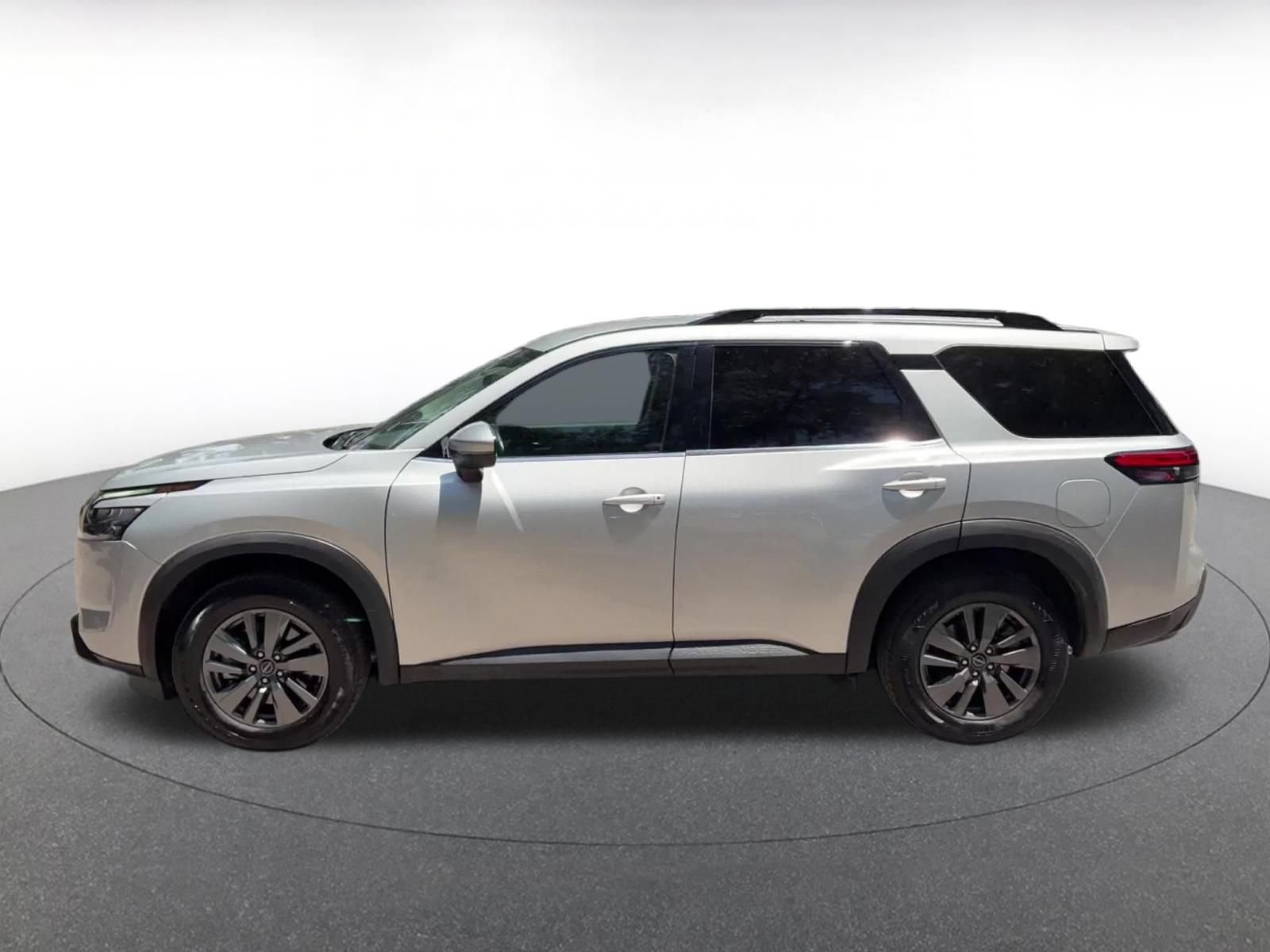 Used 2025 Nissan Pathfinder SV FWD image 8