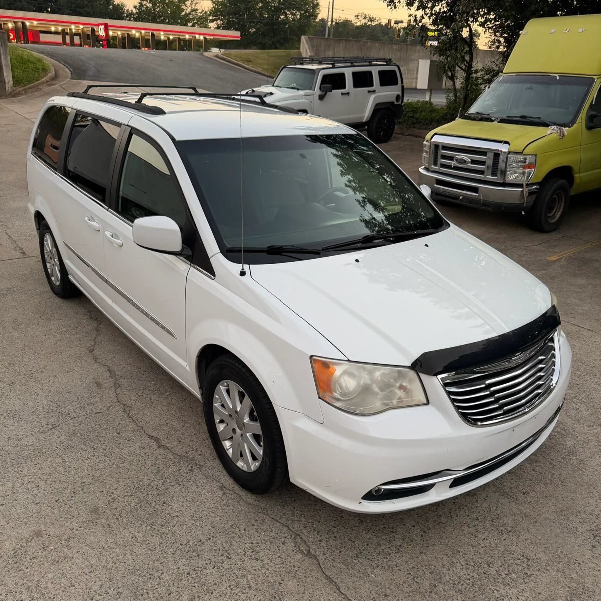 Used 2014 Chrysler Town & Country Touring FWD image 3