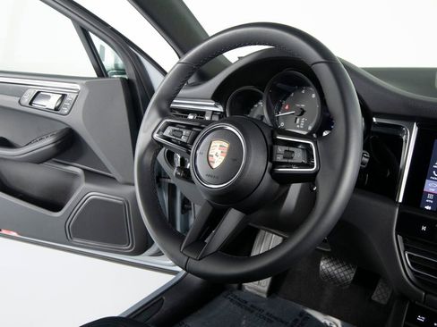 Certified 2025 Porsche Macan image 31