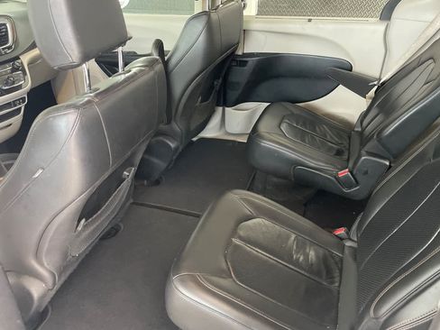 Used 2018 Chrysler Pacifica Touring-L FWD image 10