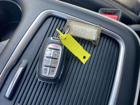 Used 2023 Chrysler Pacifica Touring-L image 22