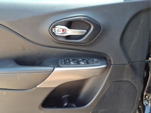 Used 2021 Jeep Cherokee Latitude Plus FWD image 15