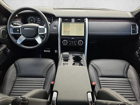 Certified 2024 Land Rover Discovery Dynamic SE image 4