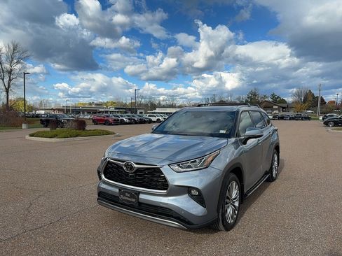 Used 2023 Toyota Highlander Platinum image 1