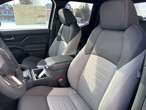 Used 2025 Toyota Tacoma TRD Sport image 9