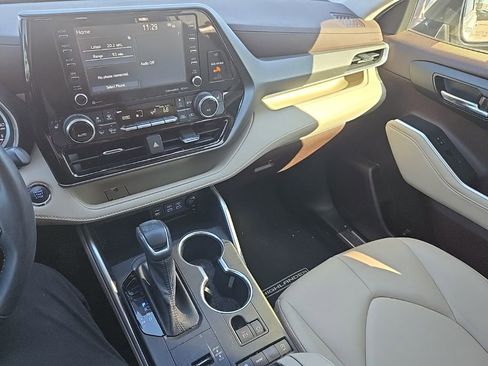 Used 2022 Toyota Highlander XLE image 10