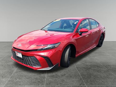 Certified 2025 Toyota Camry SE FWD image 3