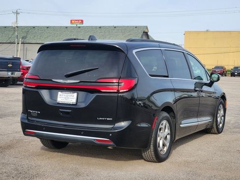 Used 2023 Chrysler Pacifica Limited image 5
