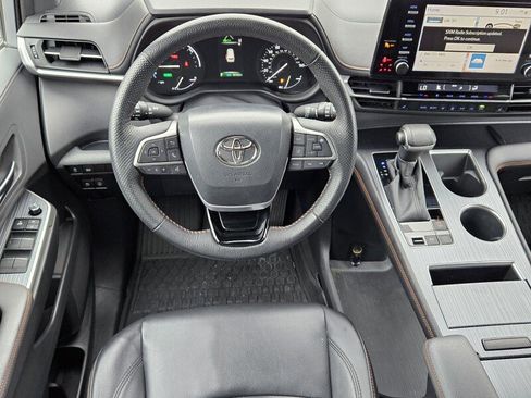 Used 2022 Toyota Sienna XSE image 7