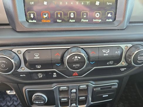 Used 2020 Jeep Wrangler Unlimited Sahara image 17