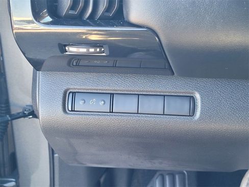 Used 2024 Nissan Pathfinder S image 24