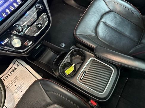 Used 2020 Chrysler Pacifica Limited image 25