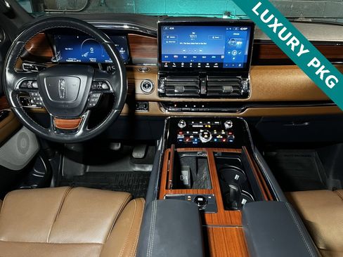 Used 2023 Lincoln Navigator Reserve image 2